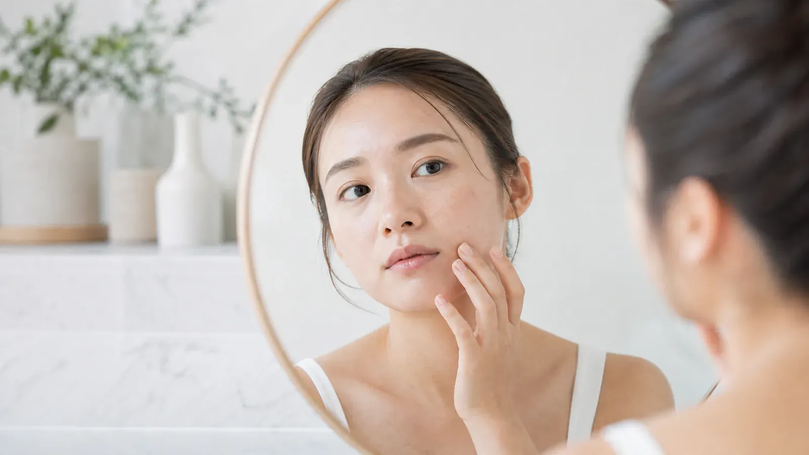 “有效的皮肤色素沉着治疗策略:化学去角质、外用乳膏和激光疗法的综合指南”的专题图片