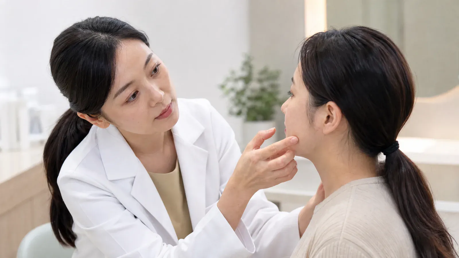 “探索囊肿与痤疮管理的有效技术:全面的肌肤健康指南”的专题图片