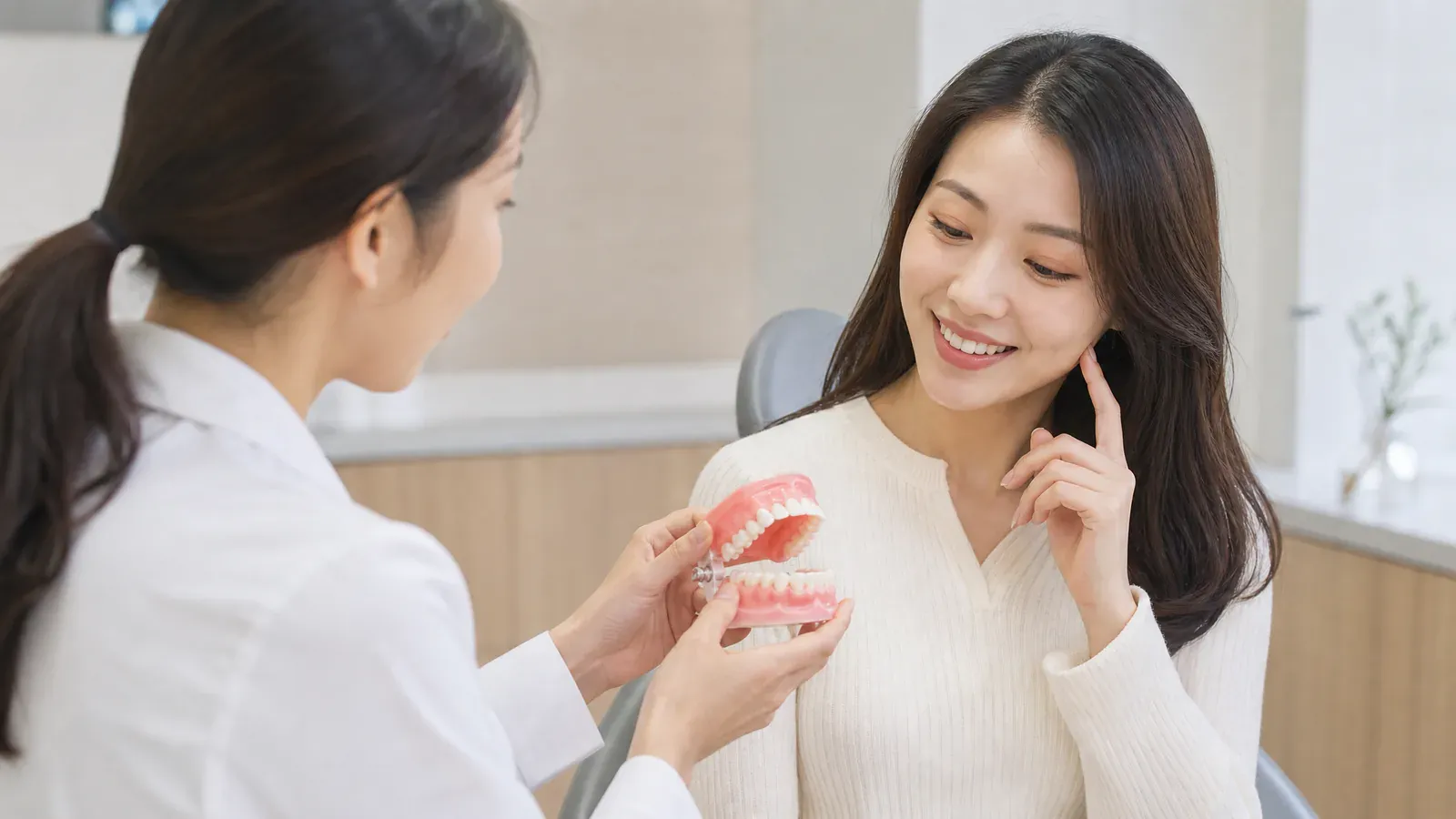 “牙齿与美貌:完美笑容的关键”的专题图片