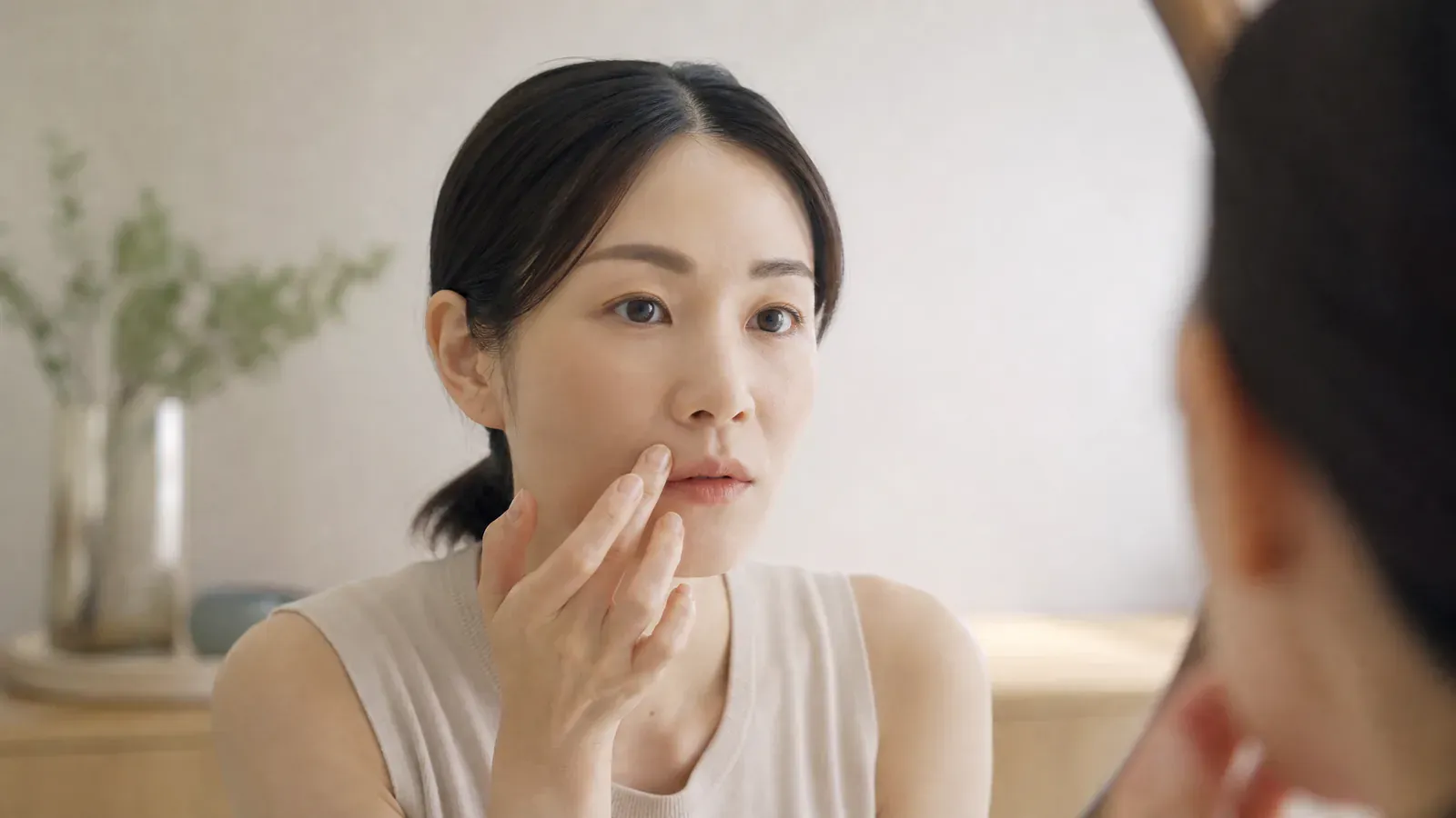 “了解并对抗上唇线:女性的全面指南”的专题图片